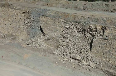 Sarıcakaya yolunun istinat duvarı yıkıldı 