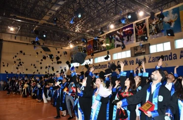 Sarıkamış Spor Bilimleri Fakültesi’nde mezuniyet coşkusu 