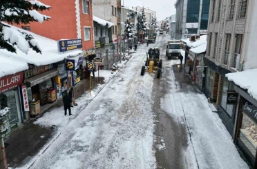 Sarıkamış’ta "beyaz mesai": 600 kamyon kar şehir dışına taşındı 