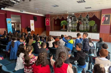 Sarıkamış’ta "Şarkılı Orman" oyununa miniklerden yoğun ilgi 