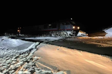 Sarıkamış’ta yük treni otomobile çarptı: 1 yaralı 