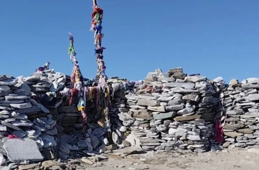 Sarıkız Türbesi’ne bayrak asmak için Kaz Dağları’na tırmandılar 