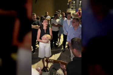 Şarkıcı Elif Buse Doğan’ın darbukalı, ıslıklı mini konseri vatandaşların beğenisi topladı 
