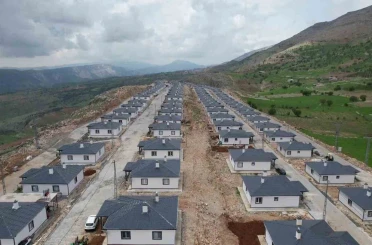 Sarp kayalıklar üzerine inşa edilen köy evleri, depremzedelere yuva oldu 