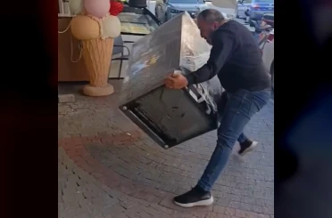 Satın aldığı bulaşık makinesi teşhir ürünü çıkınca mağazanın önüne attı 