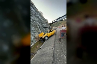 Savrulan otomobil hurdaya döndü, sürücü araçta sıkıştı 