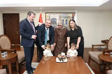 Şehidin ikiz yeğenlerine valilik makamında sürpriz doğum günü kutlaması
