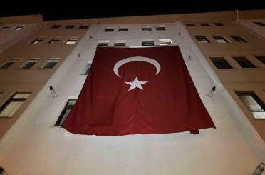 Şehit Astsubay Özcan’ın baba ocağına Türk bayrağı asıldı 