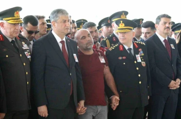 Şehit babası yürekleri dağladı, oğlunun tabutuna koşup öptü 