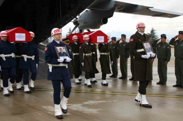 Şehit babasını oyuncağına sarılarak bekledi 