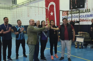 Şehit öğretmen anısına düzenlenen voleybol turnuvası sona erdi 