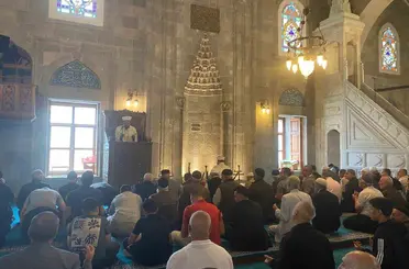 Şehitler ve kahraman gaziler dualarla yâd edildi.
