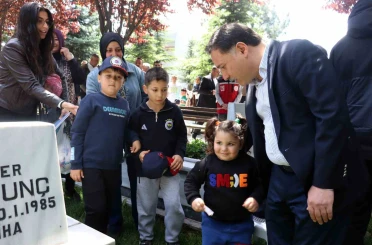 Şehitlikte hüzünlü arife 