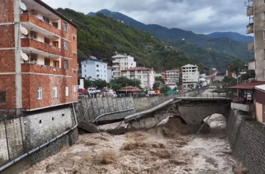 Sel suları Borçka’daki asırlık tarihi köprüyü yıktı 