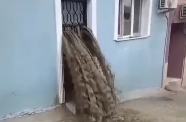 Sel suları evinin içinden geçti: Ölümden döndü 