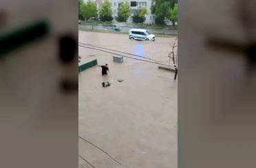 Sel sularına kapılan yaşlı adamı son anda kurtardılar 