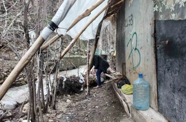 Sel sularından korunmak için odun ve çalılarla önlem aldı 