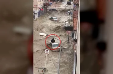 Selde can pazarı: Sel sularına kapılan aracın üzerinde hayata tutundu 