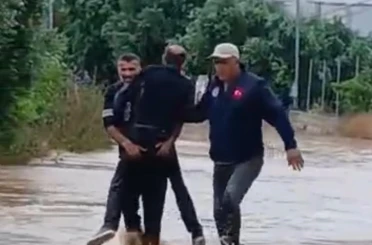 Sele kapılan şahsı mahalle sakinleri kurtardı 