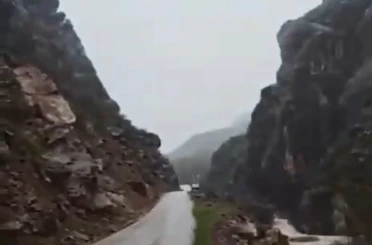 Şemdinli’de dev kaya parçası yolu ulaşıma kapattı 