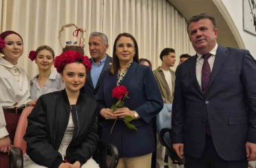 Sepet şeklinde tasarlanan insan saçında çikolata ikramı 