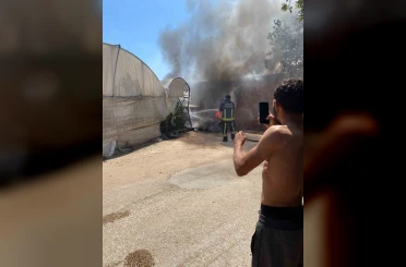 Seraların arasında park halindeki otomobil alev alev yandı 