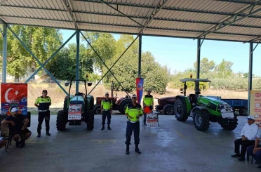 Serik’te jandarmadan tarım aracı sürücülerine eğitim 