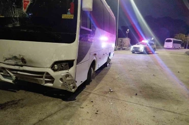 Serik’te midibüs ile çarpışan motosikletli yaralandı 
