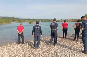 Serinlemek için Aksu Çayı’na giren 3 gençten biri akıntıya kapılarak kayboldu 