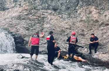 Serinlemek için girdiği derede akıntıya kapılan gencin cansız bedenine ulaşıldı 
