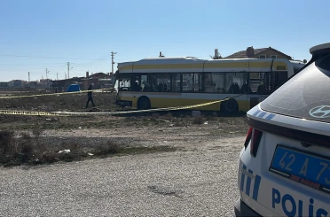 Servis aracının belediye otobüsüyle çarpışmasıyla 20 kişi yaralandı