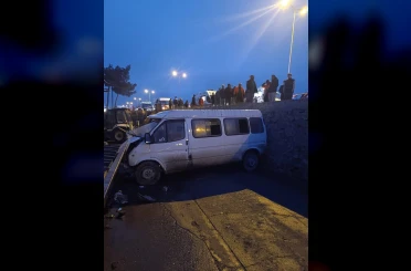 Servis ile otomobilin çarpışması sonucu 1 ölü, 10 yaralı