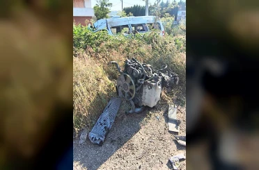 Servis minibüsünün lastiği patladı, direğe çarptı: 6 yaralı 