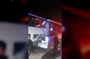 Servis otobüsü yolcu otobüsüne çarptı: 13 yaralı 
