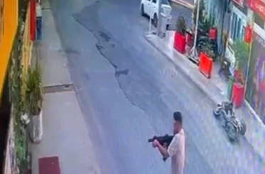 Sevgilisinin çalıştığı işletmeye tüfekle ateş açtı: Saldırı anı kamerada 