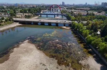 Seyhan Nehri’nde sular çekildi, kirlilik ortaya çıktı
