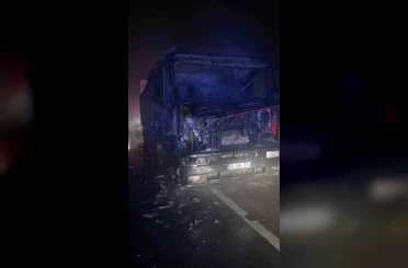 Seyir halinde bir anda alev alan tır kül oldu 