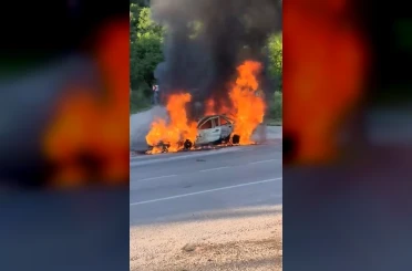 Seyir halindeki araç alevlere teslim oldu 