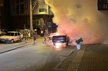Seyir halindeki araç alevlere teslim oldu, sokak aydınlandı 