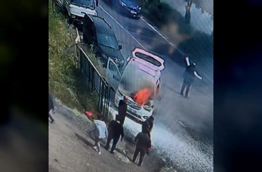 Seyir halindeki aracın alev aldığı ve çok sayıda yangın tüpleriyle müdahale anları kamerada 