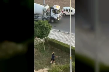 Seyir halindeki araçları taşladılar 
