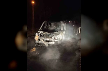 Seyir halindeki hafif ticari araç alev topuna döndü 
