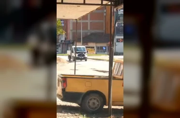 Seyir halindeki kamyonetin motorunu açıp arızayı tespit etmeye çalıştı 