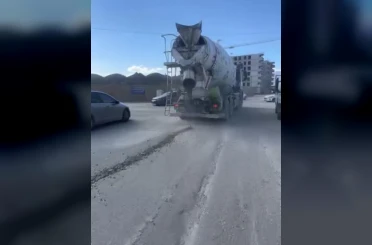 Seyir halindeki mikserin yola beton döktüğü anlar kamerada 