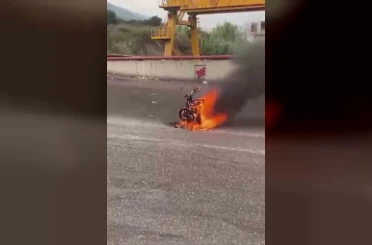 Seyir halindeki motosiklet alevlere teslim oldu 