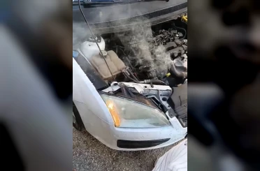 Seyir halindeki otomobil alev aldı