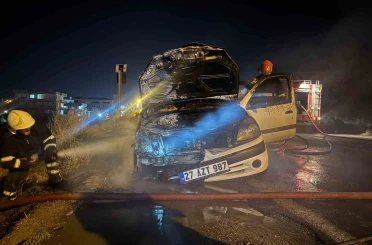 Seyir halindeki otomobil alev aldı 
