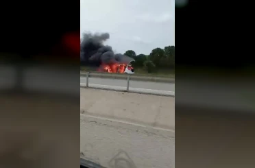 Seyir halindeki otomobil alev aldı 