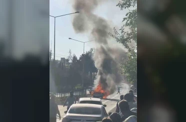 Seyir halindeki otomobil alev alev yandı 
