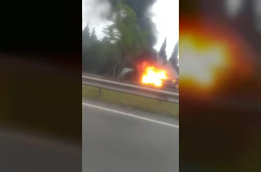 Seyir halindeki otomobil alev topuna döndü 